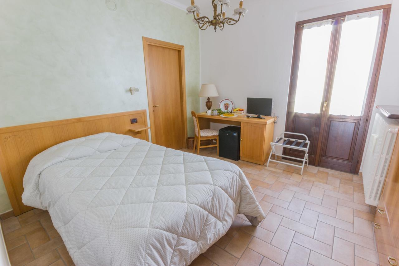 Hotel Ristorante Buasca à Cuorgnè Extérieur photo
