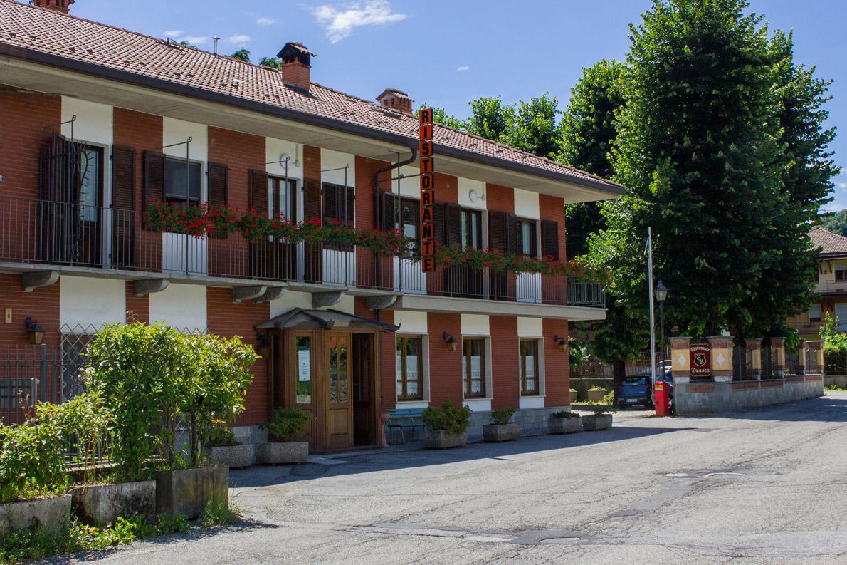 Hotel Ristorante Buasca à Cuorgnè Extérieur photo